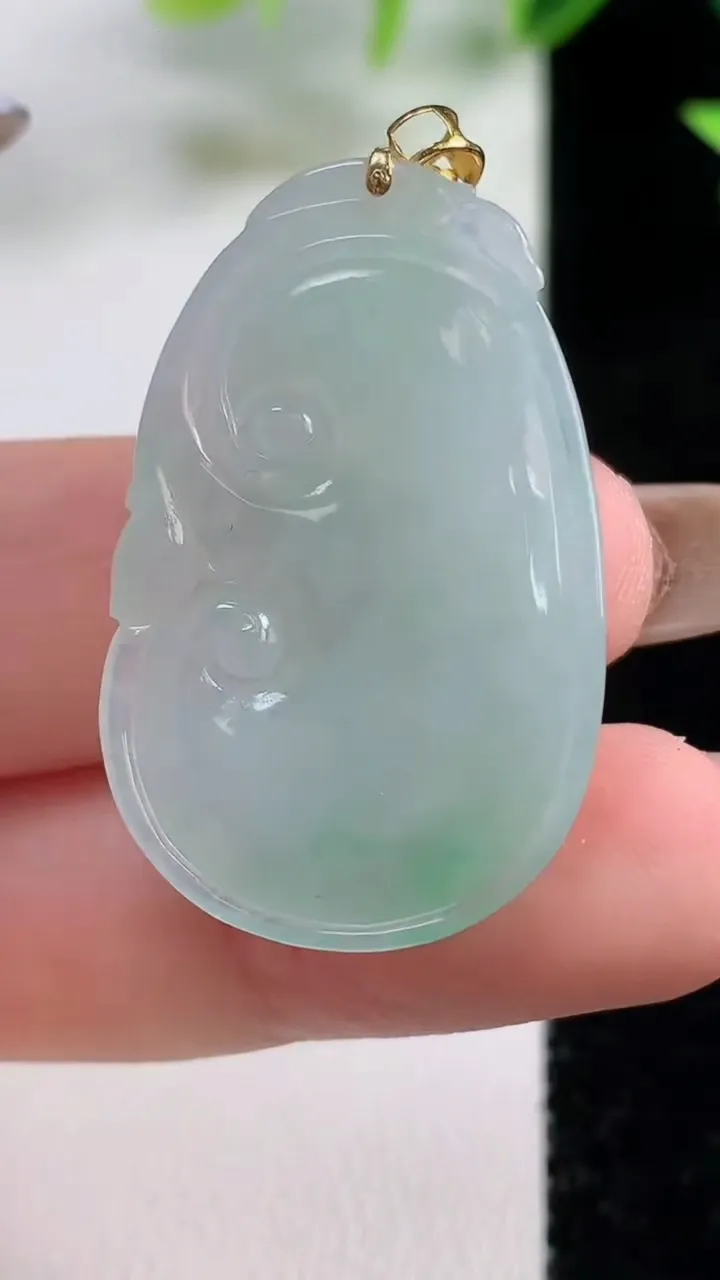 天然A货翡翠如意吊坠，尺寸33.5-21.7-5.9，重量:8.31g
11月9日