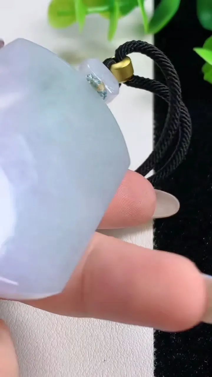 天然A货翡翠冰种春带彩 紫罗兰无事牌吊坠，尺寸53.6-40-6.3，重量:40.50g
11月9日