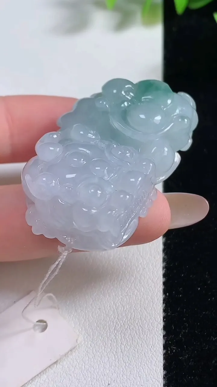 天然A货翡翠飘花霸王貔貅吊坠，尺寸46.8-27-12.3，重量:32.28g
11月9日