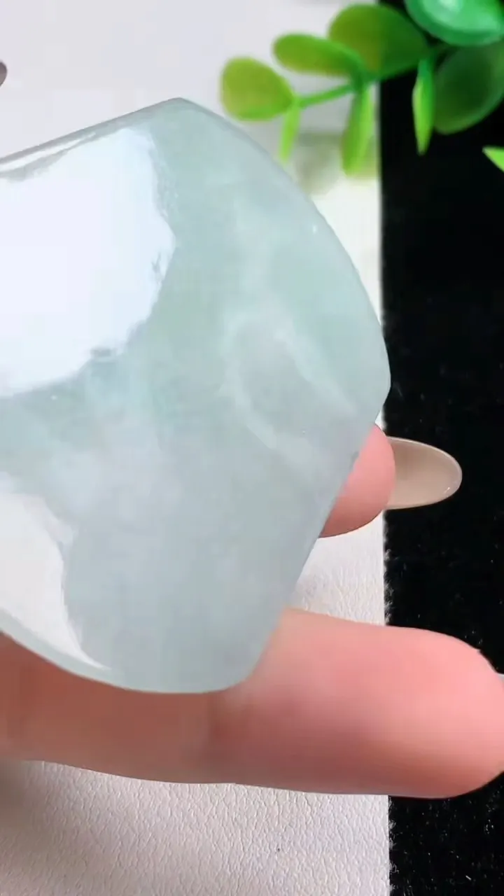 天然A货翡翠龙牌吊坠，尺寸53-47-4.6，重量:20.61g
11月9日