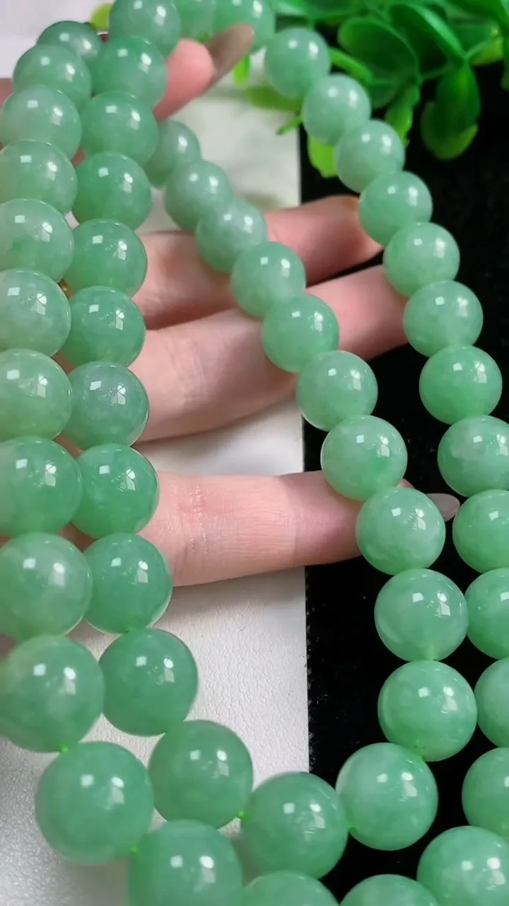 天然A货翡翠圆珠项链52颗，尺寸11.4，重量:138.11g11月9日
工厂直销收藏佳品,种好水足，色泽均匀，有种有色，上手高大气！
