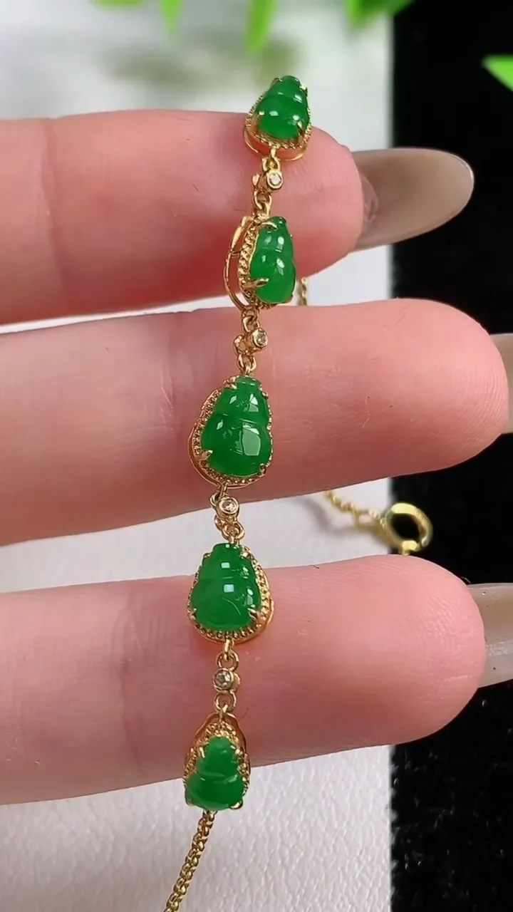 天然A货翡翠葫芦手链，尺寸7-4.9-3.5，重量:2.20g
11月9日