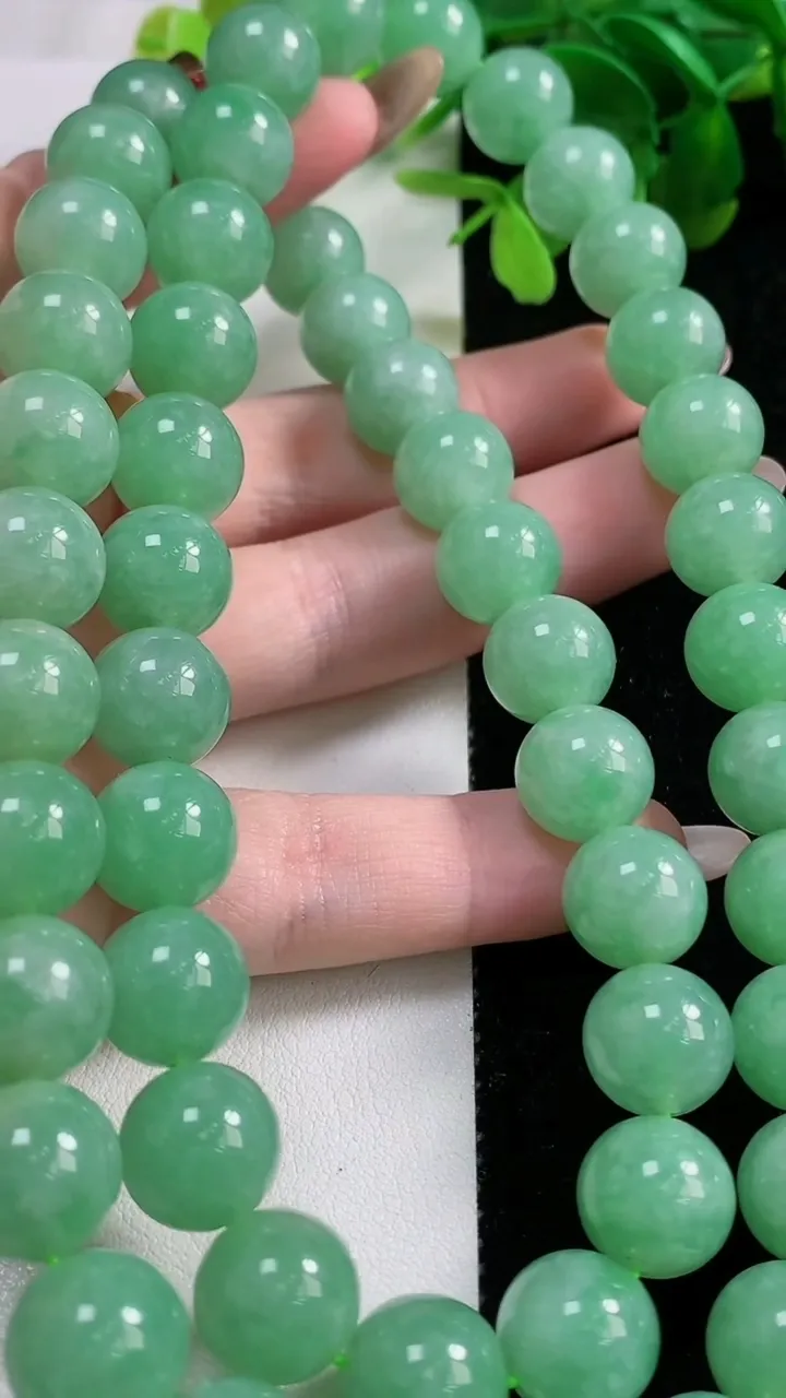 天然A货翡翠圆珠项链52颗，尺寸11.4，重量:138.11g11月9日
工厂直销收藏佳品,种好水足，色泽均匀，有种有色，上手高大气！