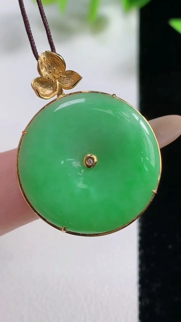 天然A货翡翠平安扣吊坠，尺寸32.6-24.7-6.3裸石23.5，重量:4.42g
11月9日