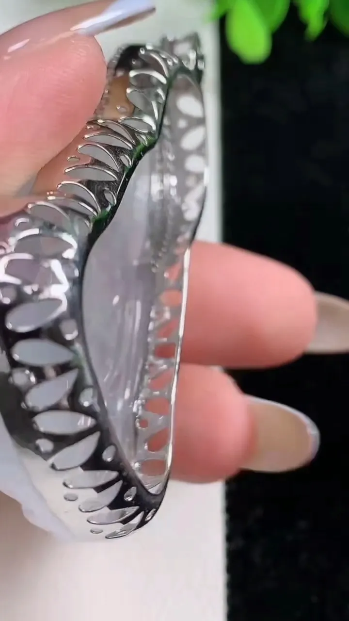 天然A货翡翠种白冰观音菩萨吊坠，尺寸66.6-55-35.3-12.2，重量:26.28g
11月9日