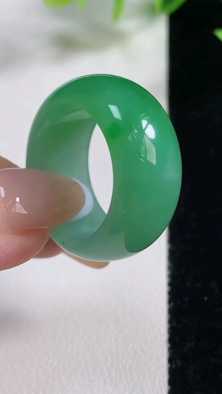 天然A货翡翠指环 扳指 戒指，尺寸20.5-12-4.3，重量:11.86g2025年11月9日
工厂直销收藏佳品,种好水足，色泽均匀，有种有色，上手高大气！