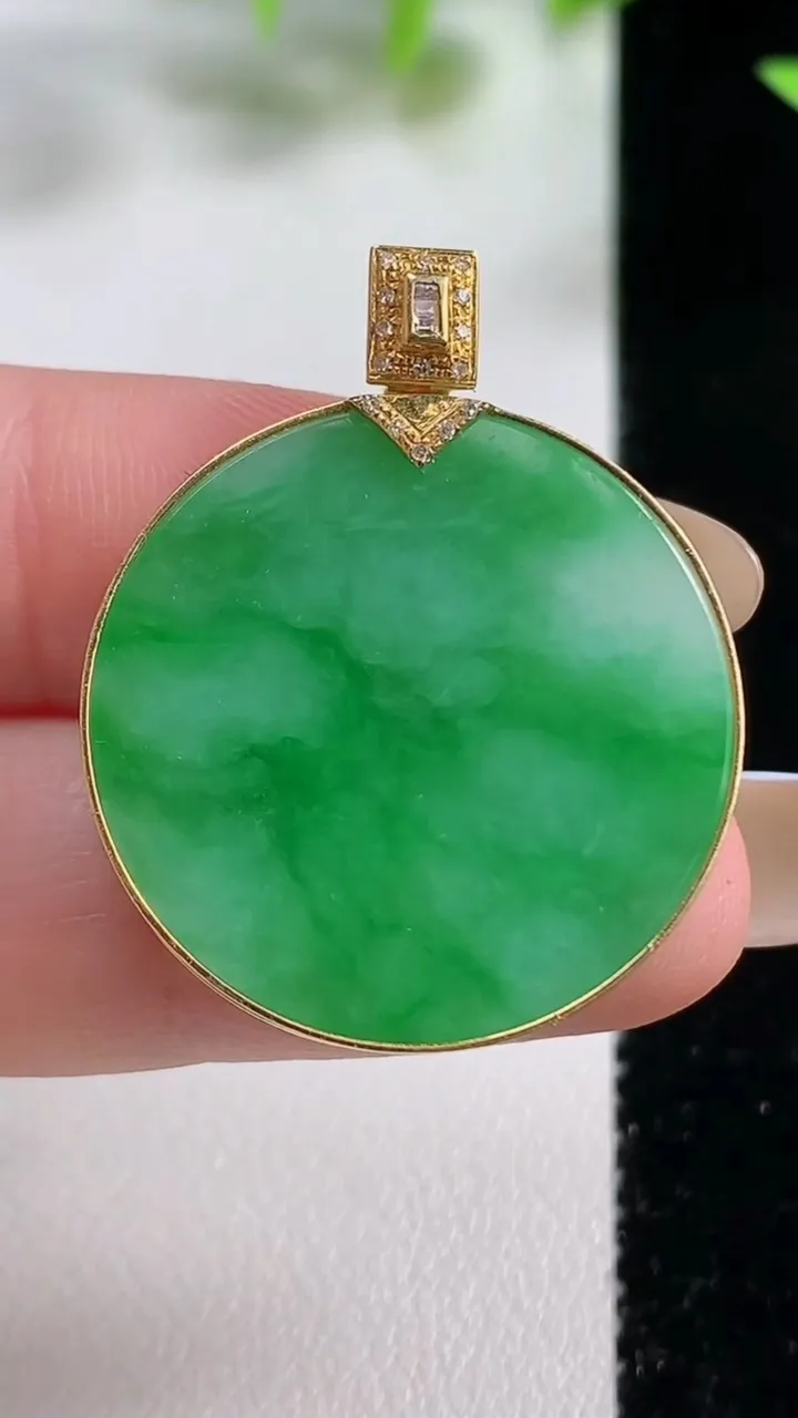 天然A货翡翠无事牌吊坠，尺寸26.3-3.7，重量:7.70g
11月9日