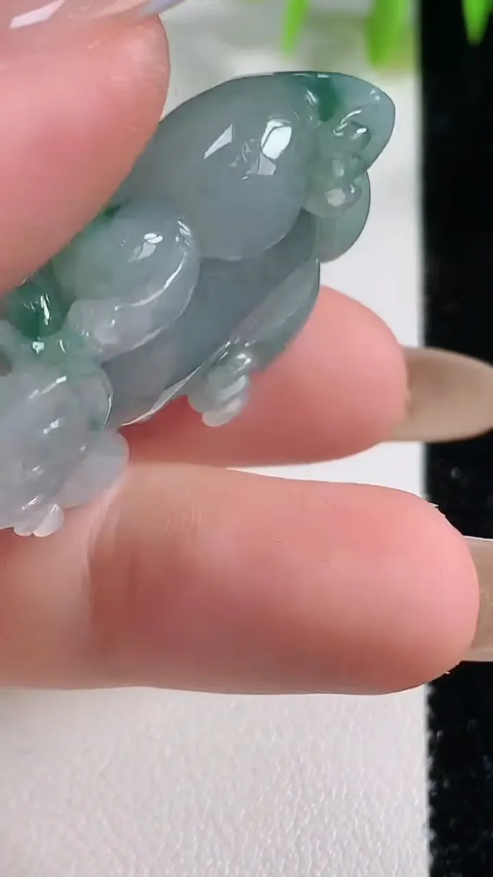 天然A货翡翠冰种飘花貔貅吊坠，尺寸37.7-22-11.8，重量:19.44g
11月9日