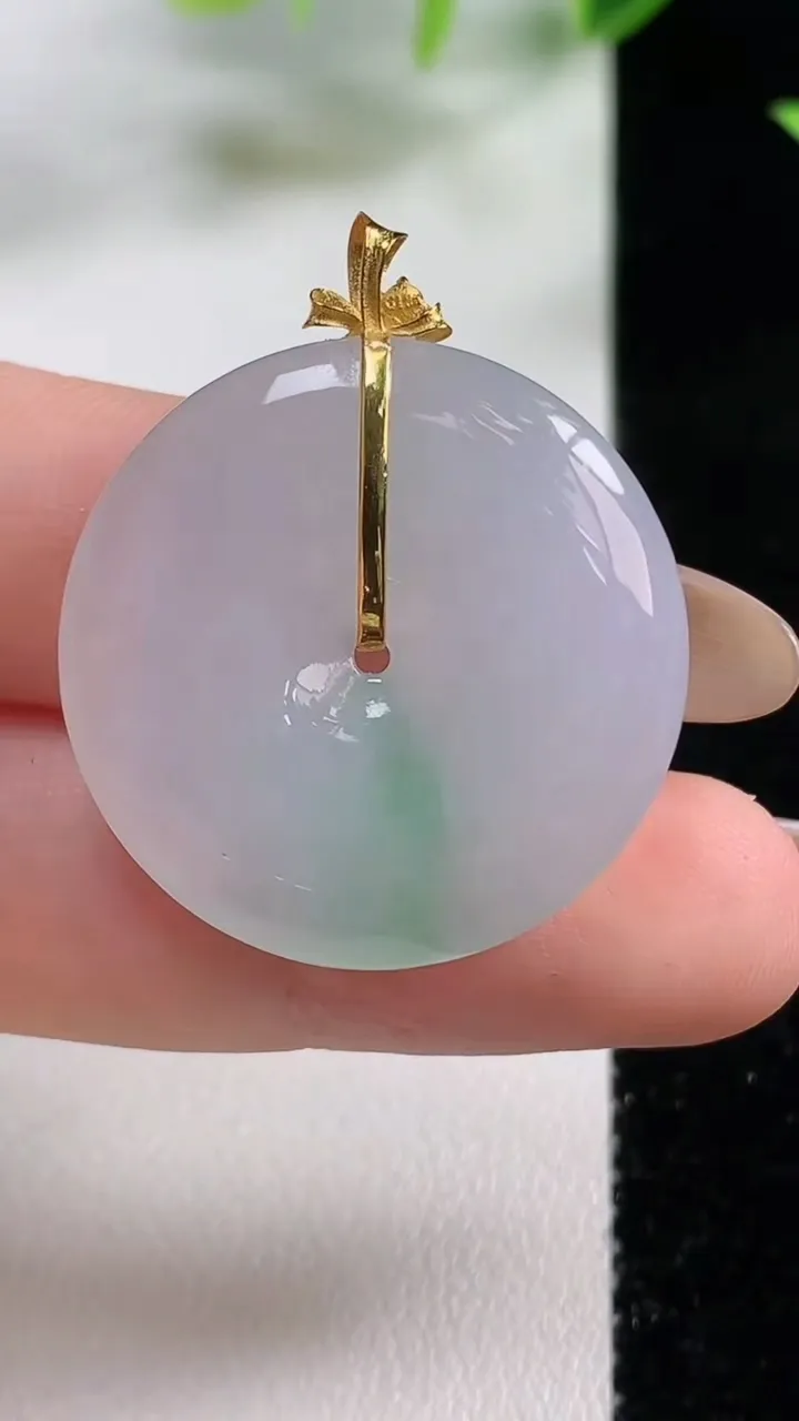 天然A货翡翠平安扣吊坠，尺寸27.6-5.5，重量:8.64g
11月9日