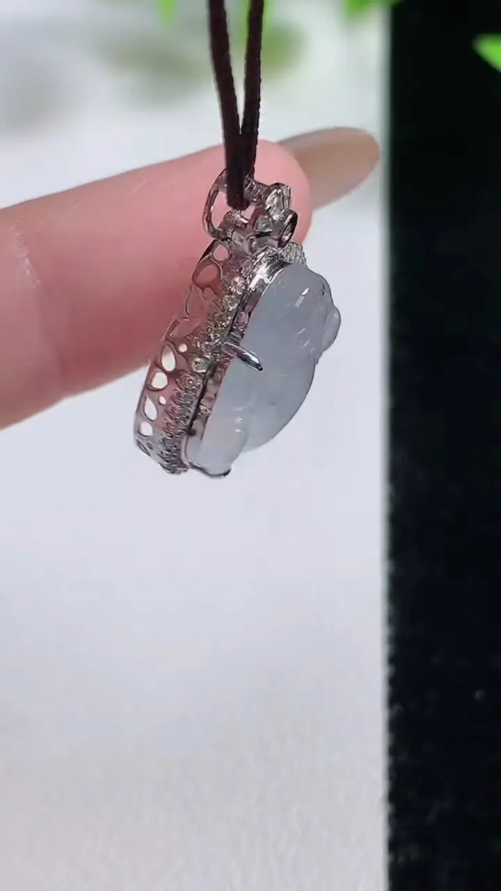 天然A货翡翠种白冰佛公吊坠，尺寸21-17-7.2裸石13.9-14.6，重量:2.40g
11月9日