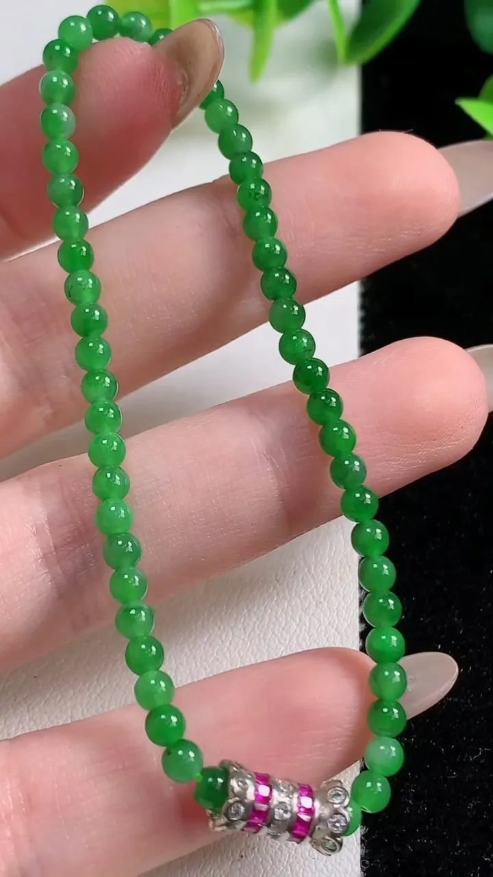 天然A货翡翠小米圆珠手串52颗，尺寸3.3，重量:4.36g11月9日
工厂直销收藏佳品,种好水足，色泽均匀，有种有色，上手高大气！