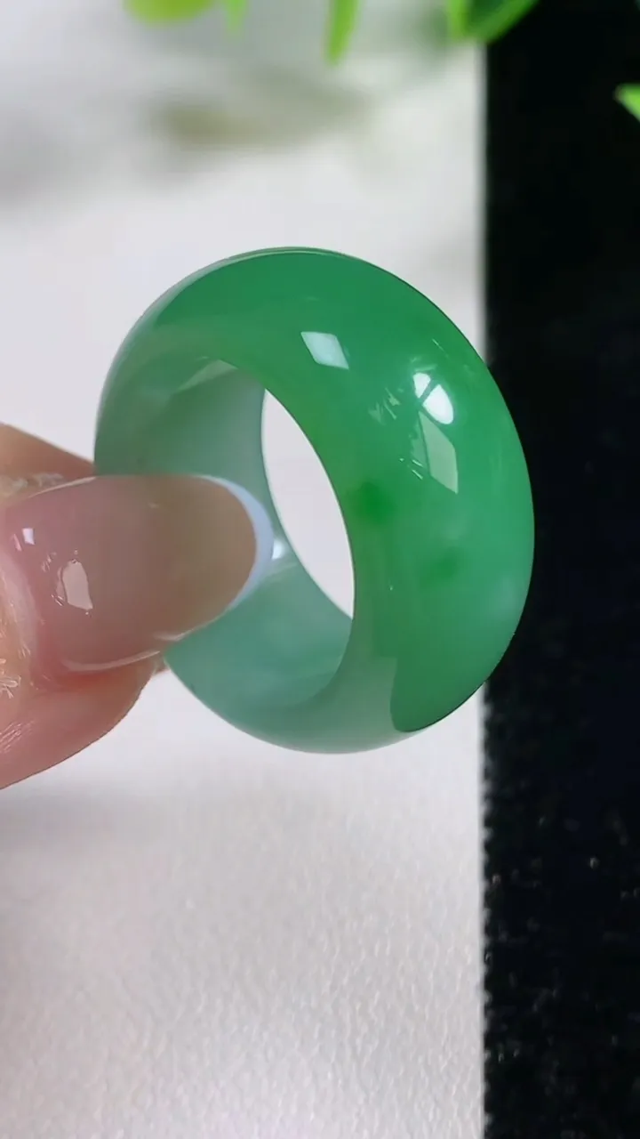 天然A货翡翠指环 扳指 戒指，尺寸20.5-12-4.3，重量:11.86g2025年11月9日
工