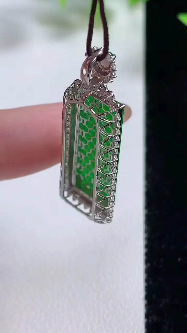 天然A货翡翠无事牌吊坠，尺寸36.6-12.7-6裸石23.2-8.8，重量:2.75g
11月9日