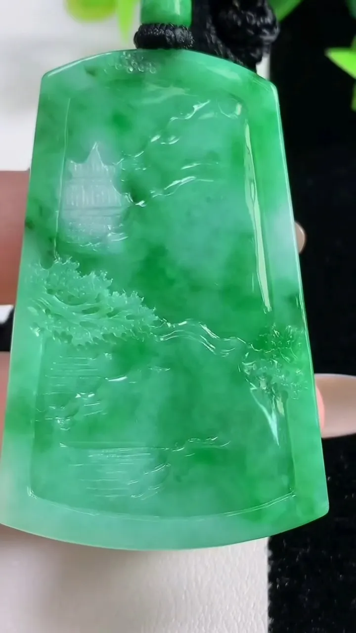 天然A货翡翠山水牌吊坠，尺寸54.6-35.4-7.6，重量:33.02g
11月9日