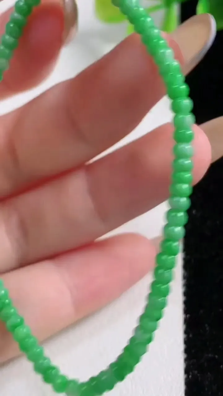 天然A货翡翠算盘珠手串74颗，尺寸3.3-2.4，重量:4.54g11月9日
工厂直销收藏佳品,种好水足，色泽均匀，有种有色，上手高大气！