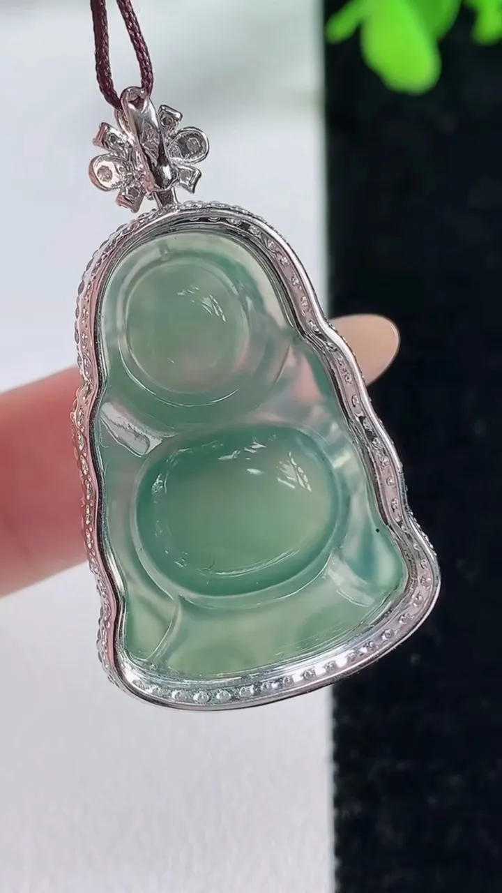 天然A货翡翠站佛 佛公吊坠，尺寸38-21.4-10.5裸石27.5-18.6，重量:7.15g
11月9日，重量:7.15g