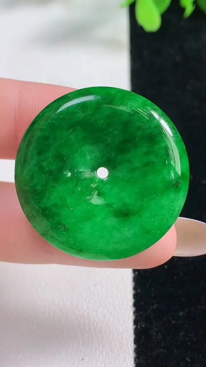 天然A货翡翠平安扣吊坠，尺寸32-5.3，重量:11.00g
11月9日