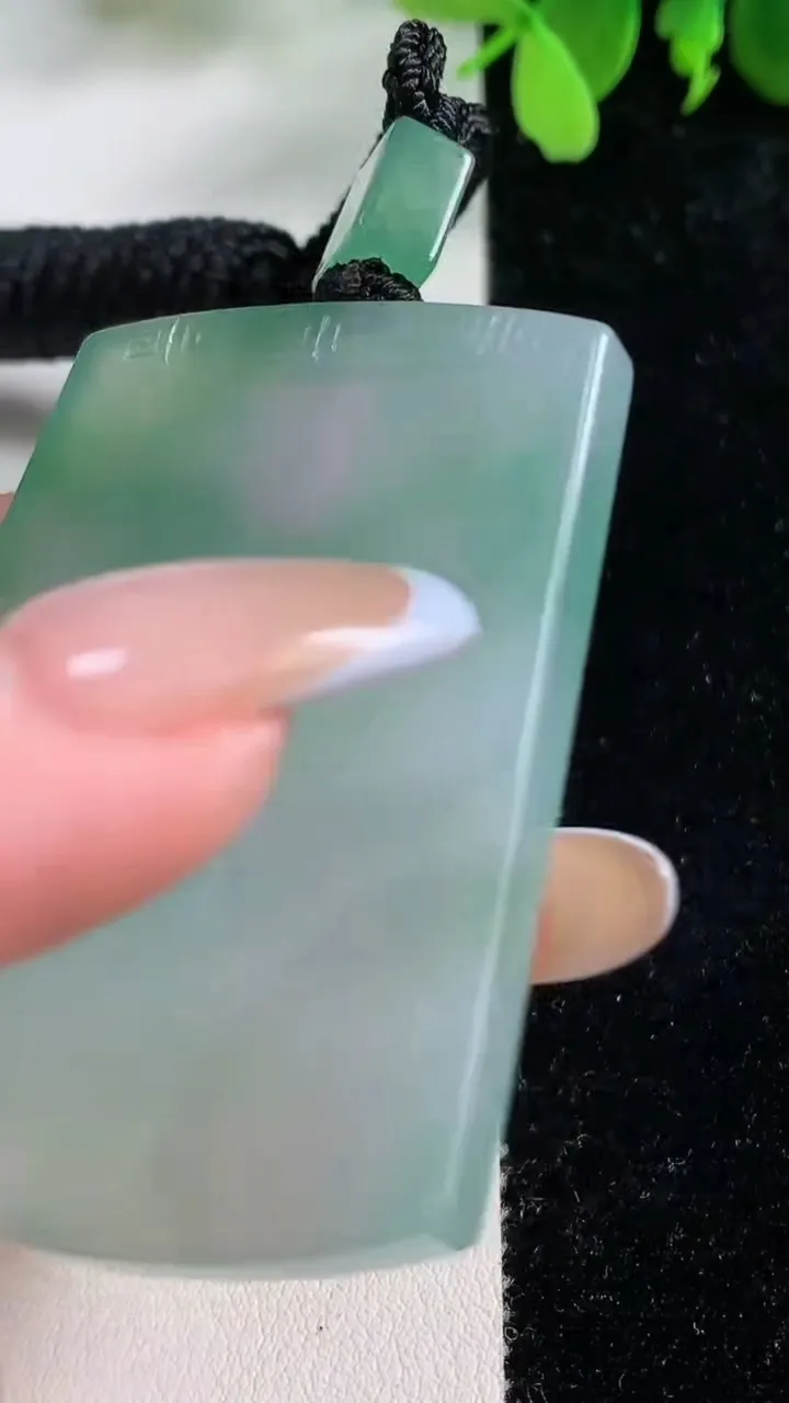 天然A货翡翠花无事牌吊坠，尺寸54-40.4-5.6，重量:39.21g
11月9日