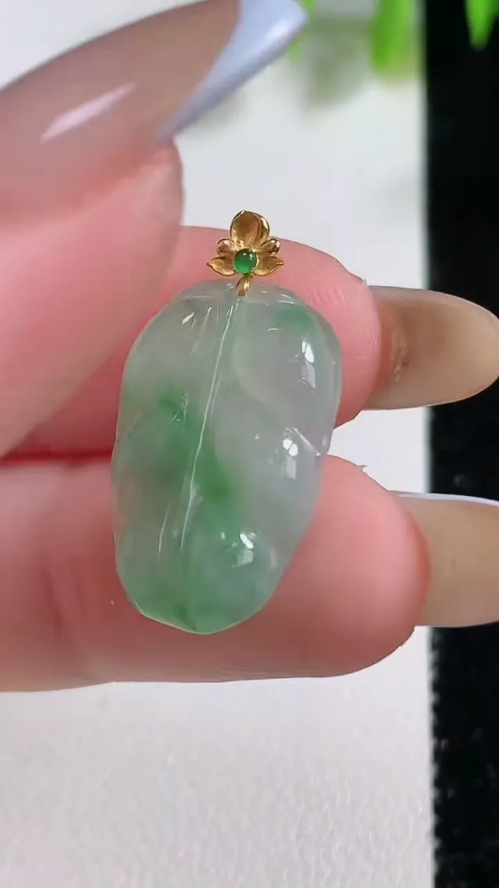 天然A货翡翠金枝玉叶 叶子吊坠，尺寸20.5-13.8-3.6，重量:2.08g
11月9日
