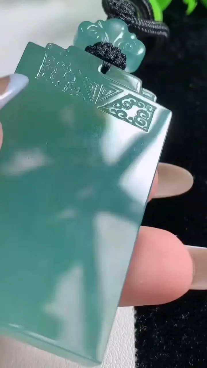 天然A货翡翠仿古无事牌吊坠，尺寸54.8-30.2-6，重量:39.39g
11月9日