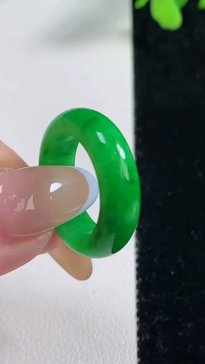 天然A货翡翠指环 戒指，尺寸16.7-5.8-3.7，重量:4.54g2025年11月9日
工厂直销收藏佳品,种好水足，色泽均匀，有种有色，上手高大气！