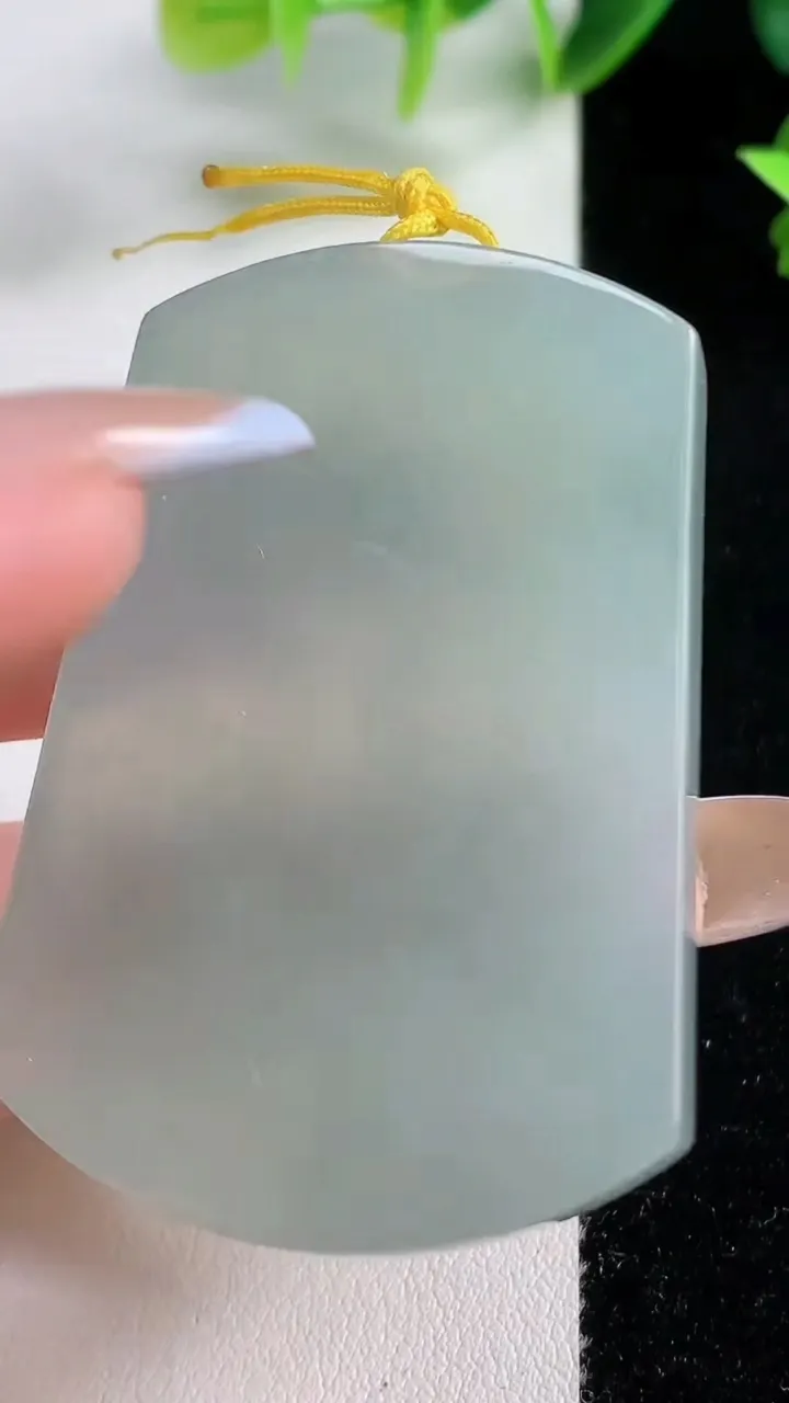 天然A货翡翠无事牌吊坠，尺寸51.4-34.4-6.1，重量:30.05g
11月9日