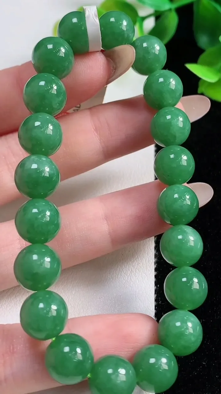 天然A货翡翠圆珠手串20颗，尺寸9.8，重量:33.52g11月9日
工厂直销收藏佳品,种好水足，色泽均匀，有种有色，上手高大气！