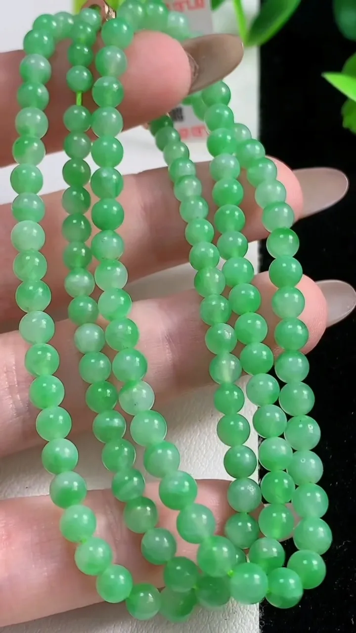天然A货翡翠小米圆珠项链131颗，尺寸3.8，重量:19.59g
11月9日