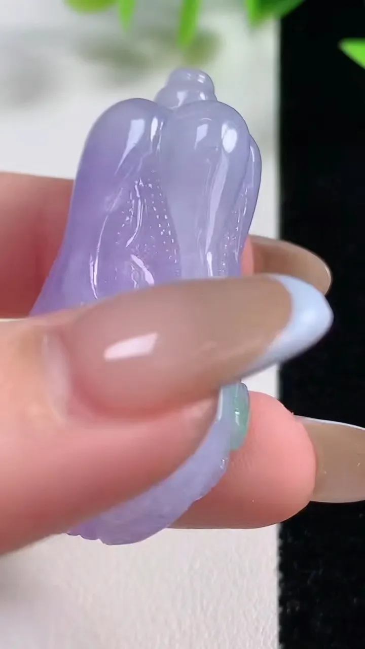 天然A货翡翠冰种春带彩 紫罗兰白菜吊坠，尺寸47.5-24.2-12.6，重量:26.10g
11月