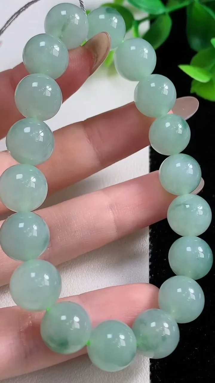 天然A货翡翠种飘花圆珠手串18颗，尺寸11，重量:41.35g11月9日
工厂直销收藏佳品,种好水足，色泽均匀，有种有色，上手高大气！
