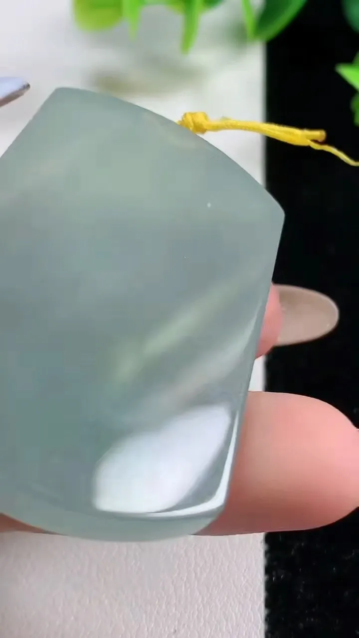 天然A货翡翠无事牌吊坠，尺寸51.4-34.4-6.1，重量:30.05g
11月9日