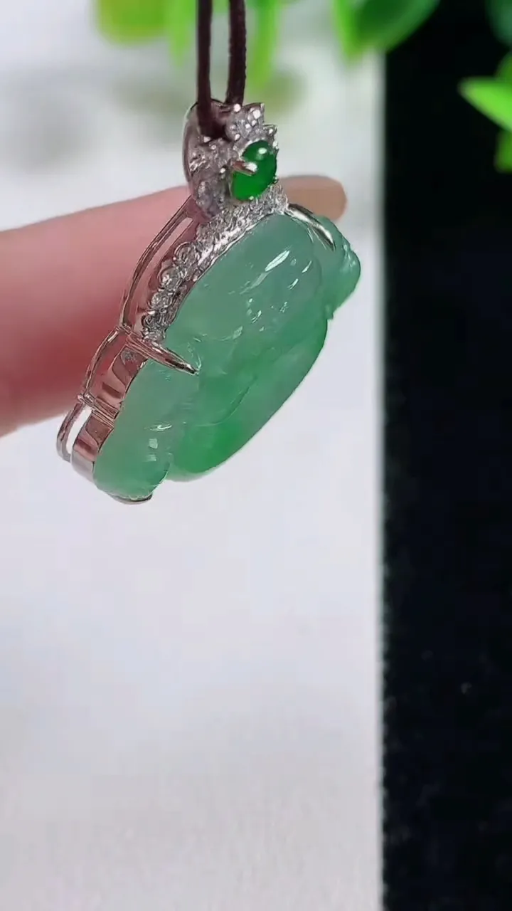天然A货翡翠佛公吊坠，尺寸26.5-17.4-25-6.9，重量:5.26g
11月9日