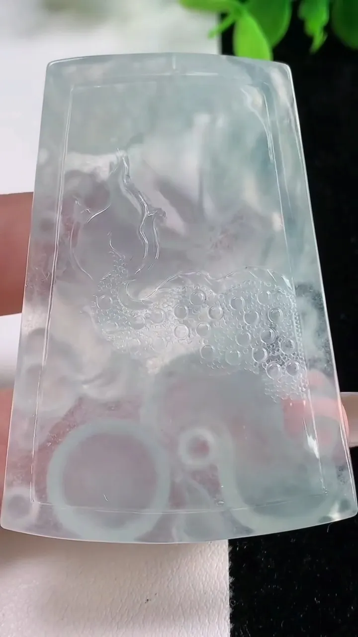 天然A货翡翠龙牌吊坠，尺寸61.3-42.8-6.7，重量:30.93g
11月9日