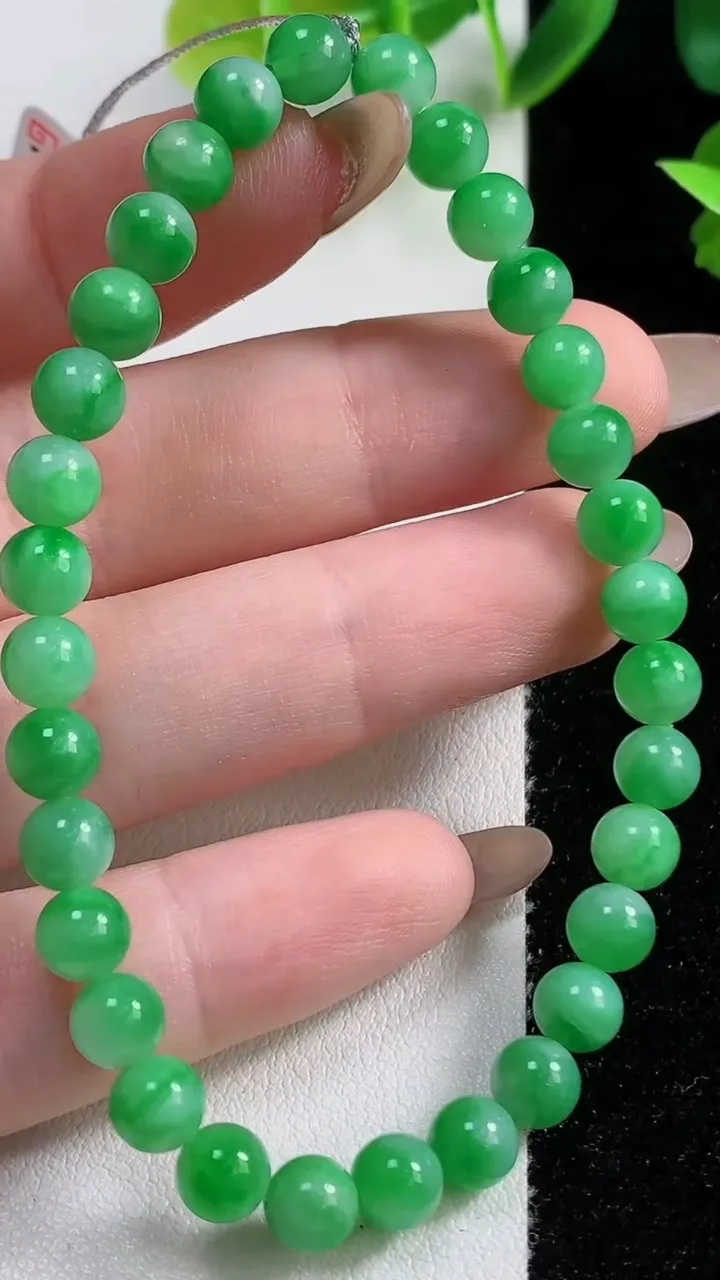 天然A货翡翠小米圆珠手串32颗，尺寸5.8，重量:11.06g11月9日
工厂直销收藏佳品,种好水足，色泽均匀，有种有色，上手高大气！