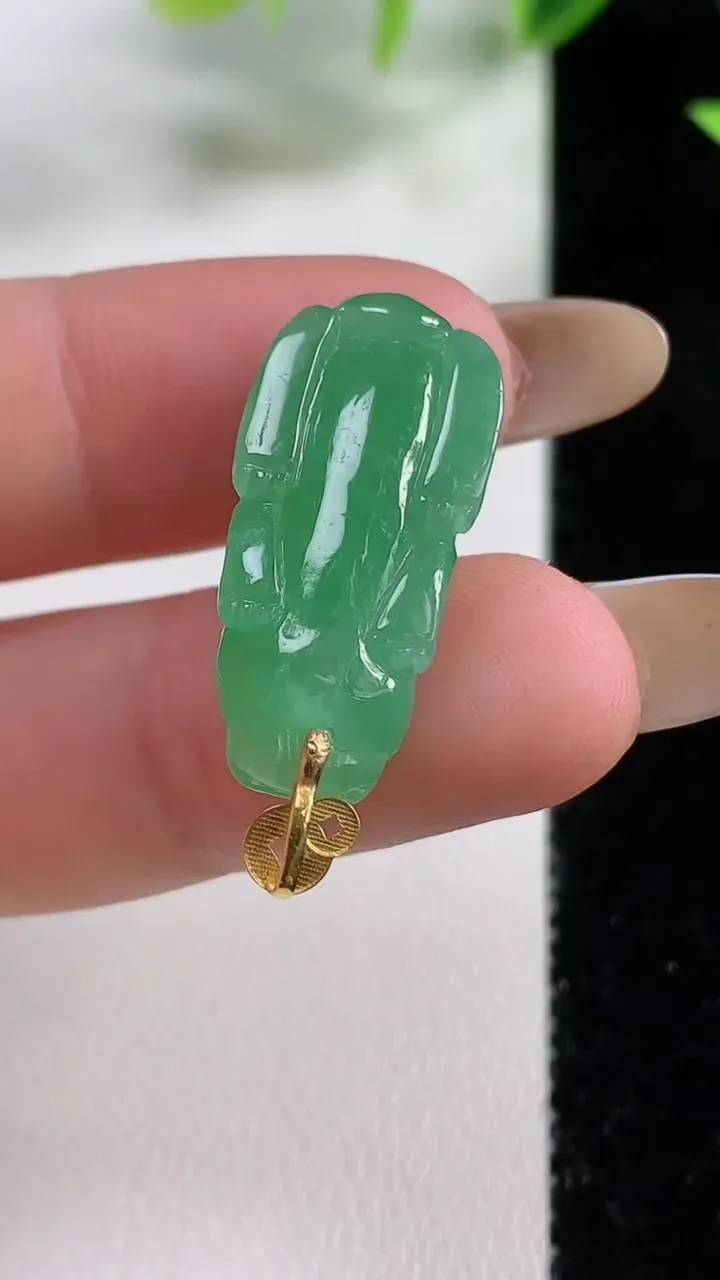 天然A货翡翠貔貅吊坠，尺寸25.7-11.8-8.2，重量:5.14g
11月9日