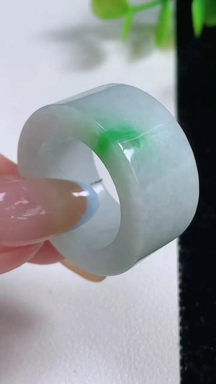 天然A货翡翠扳指 指环 戒指 ，尺寸20-14-4.6，重量:18.06g2025年11月9日
工厂直销收藏佳品,种好水足，色泽均匀，有种有色，上手高大气！