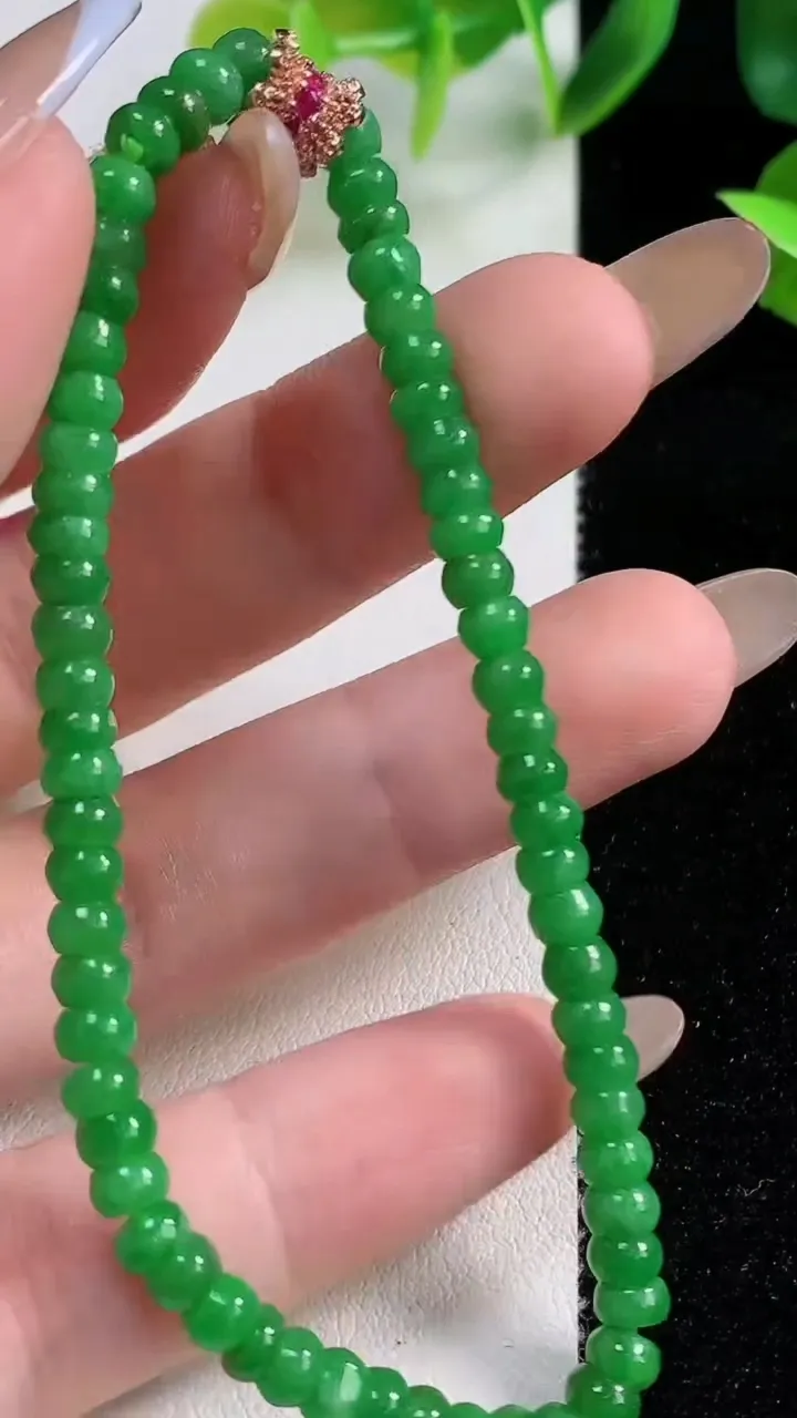 天然A货翡翠算盘珠手串64颗，尺寸4.4-2.7，重量:7.34g11月9日
工厂直销收藏佳品,种好