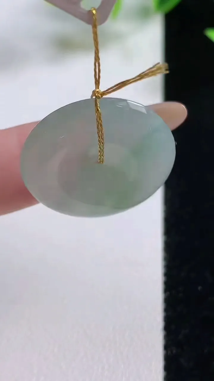 天然A货翡翠冰种飘花平安扣吊坠，尺寸23.8-4.8，重量:5.49g
11月9日