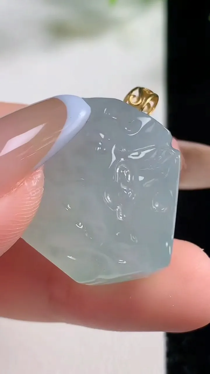 天然A货翡翠原石吊坠，尺寸25.4-23.8-12.3，重量:13.37g
11月9日