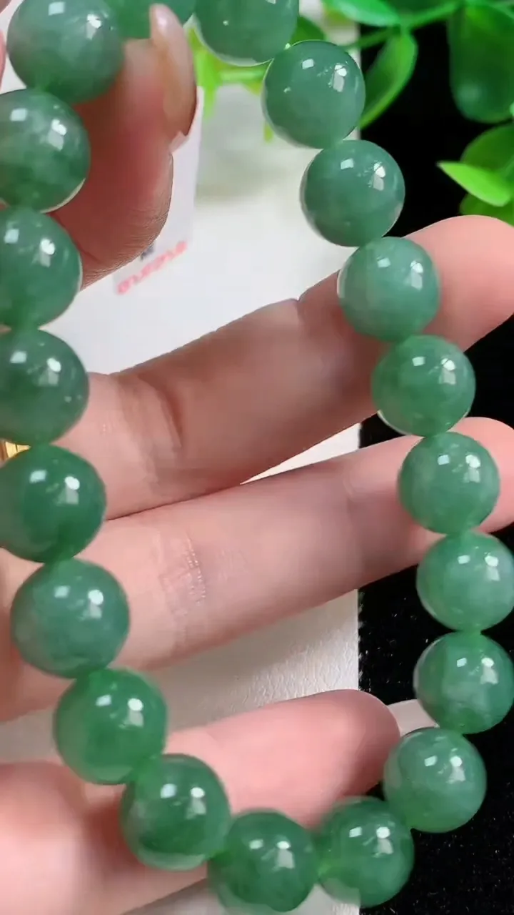 天然A货翡翠圆珠手串20颗，尺寸9.8，重量:34.22g11月9日
工厂直销收藏佳品,种好水足，色