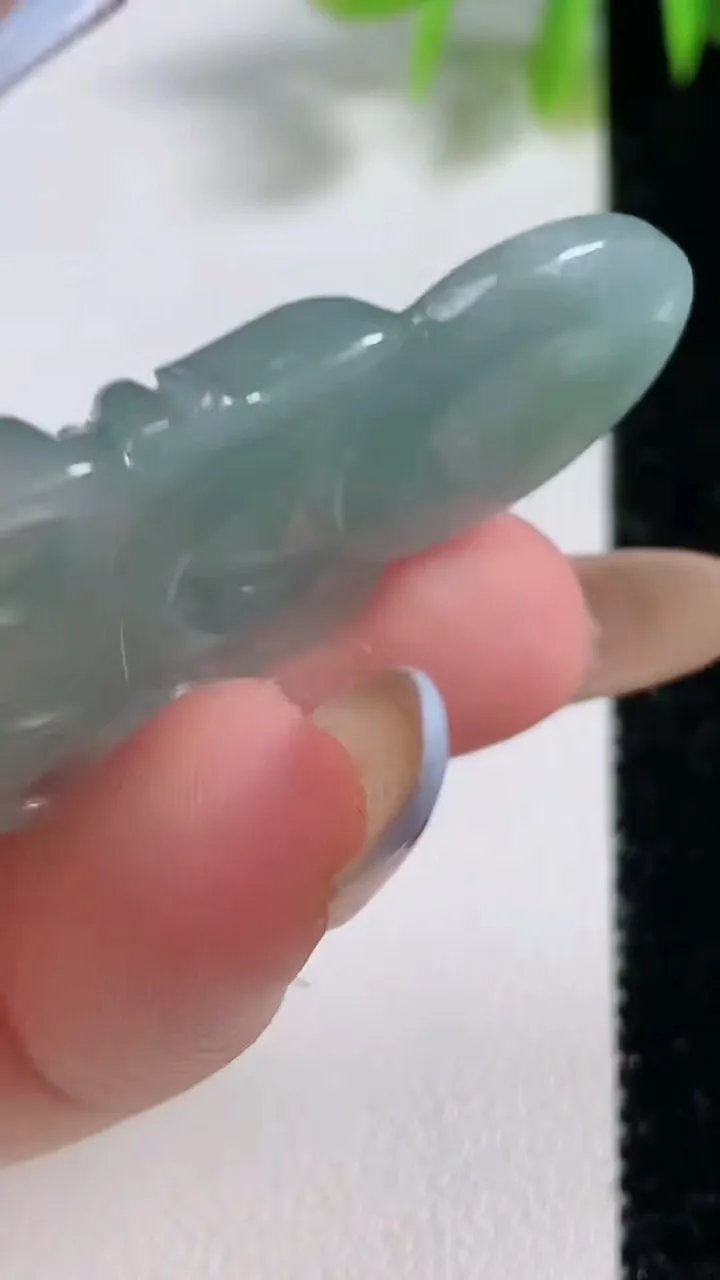 天然A货翡翠正装观音菩萨吊坠，尺寸45.7-25.5-6，重量:12.15g
11月9日