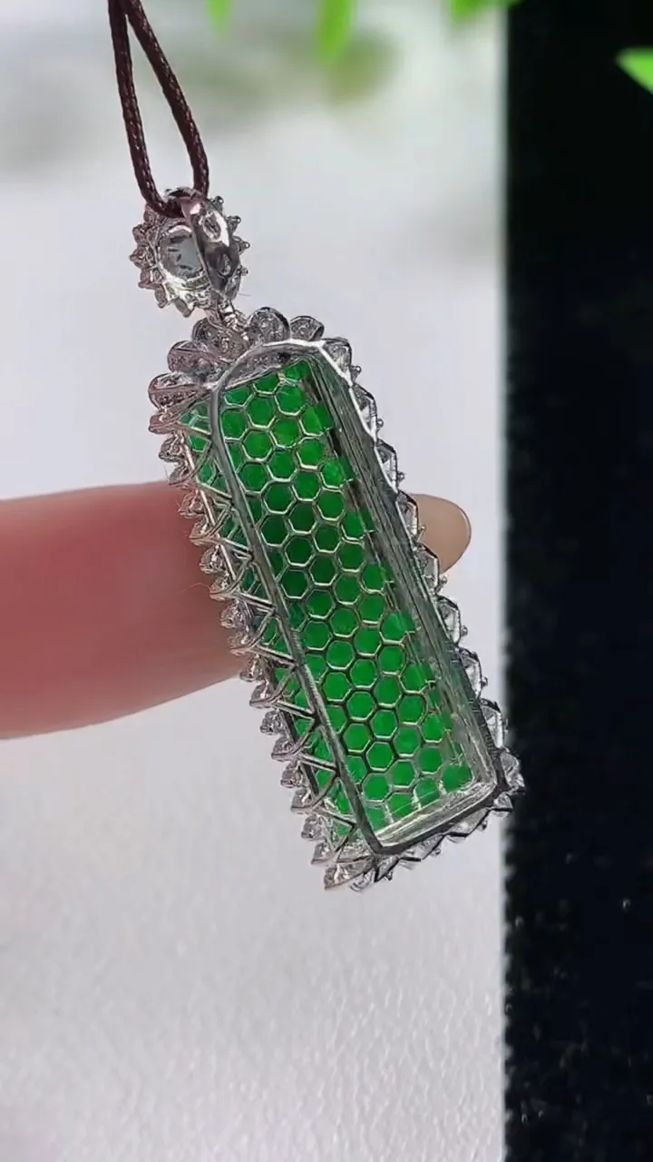 天然A货翡翠无事牌吊坠，尺寸36.6-12.7-6裸石23.2-8.8，重量:2.75g
11月9日