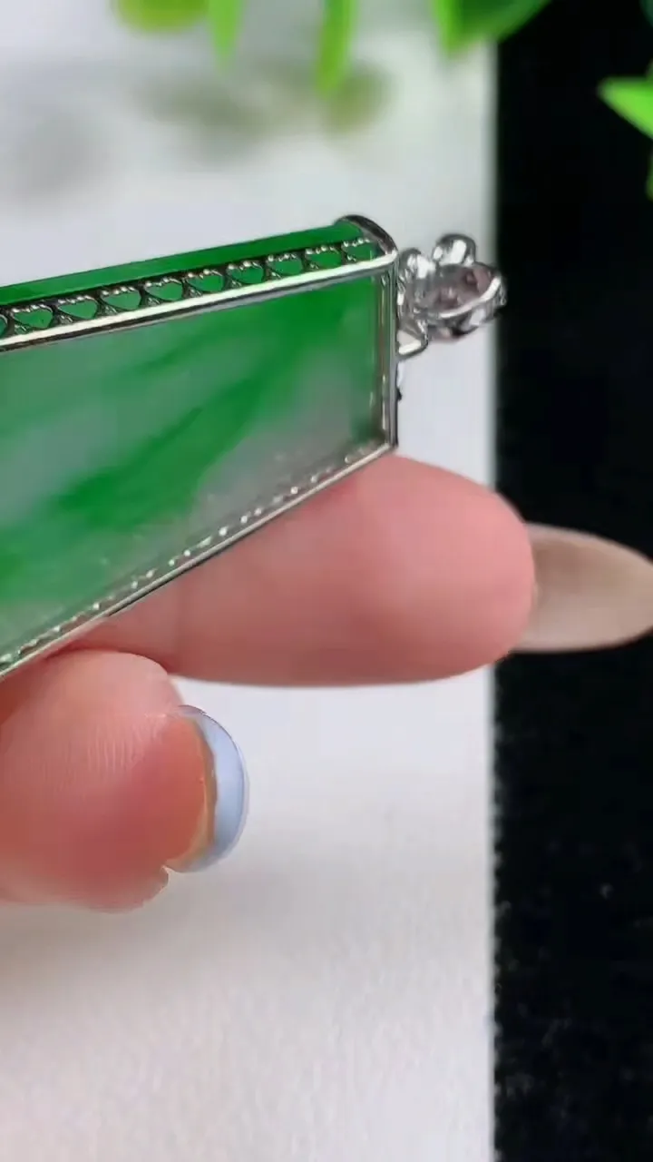 天然A货翡翠无事牌吊坠，尺寸38.8-29.4-21.2-5.4，重量:5.99g
11月9日