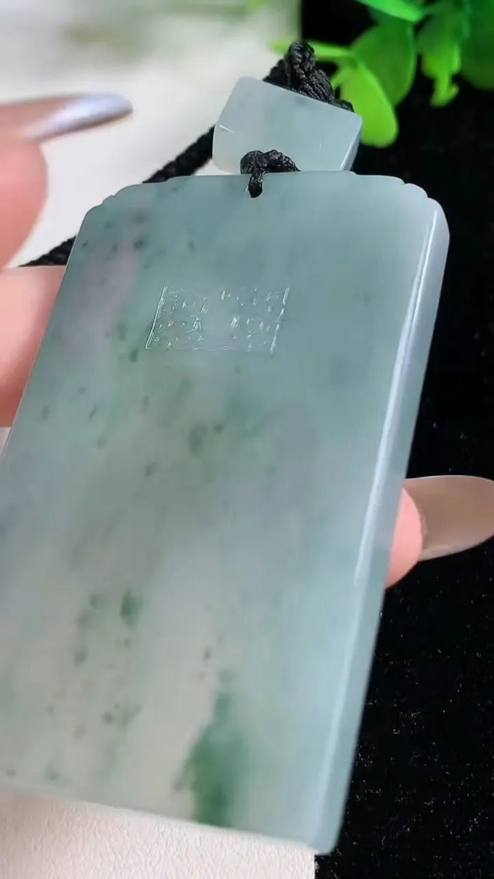 天然A货翡翠种飘花仿古无事牌吊坠，尺寸63.6-38.6-6.6，重量:53.64g
11月9日