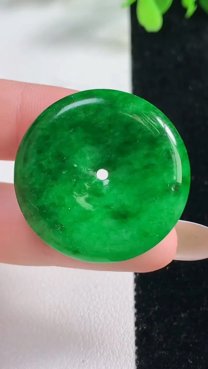 天然A货翡翠平安扣吊坠，尺寸32-5.3，重量:11.00g
11月9日