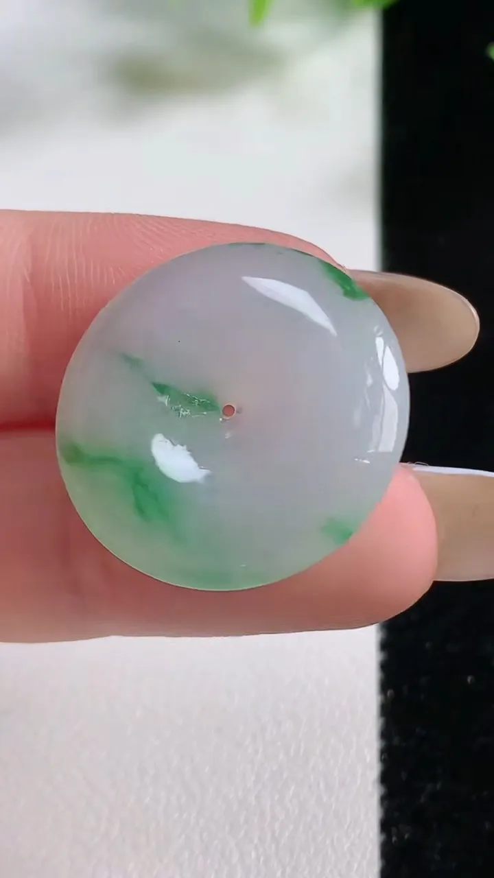 天然A货翡翠平安扣吊坠，尺寸23.4-4.8，重量:5.30g
11月9日