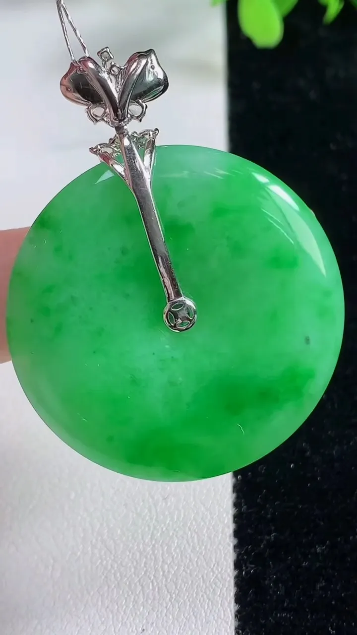 天然A货翡翠平安扣吊坠，尺寸35.3-5.4，重量:15.62g
11月9日