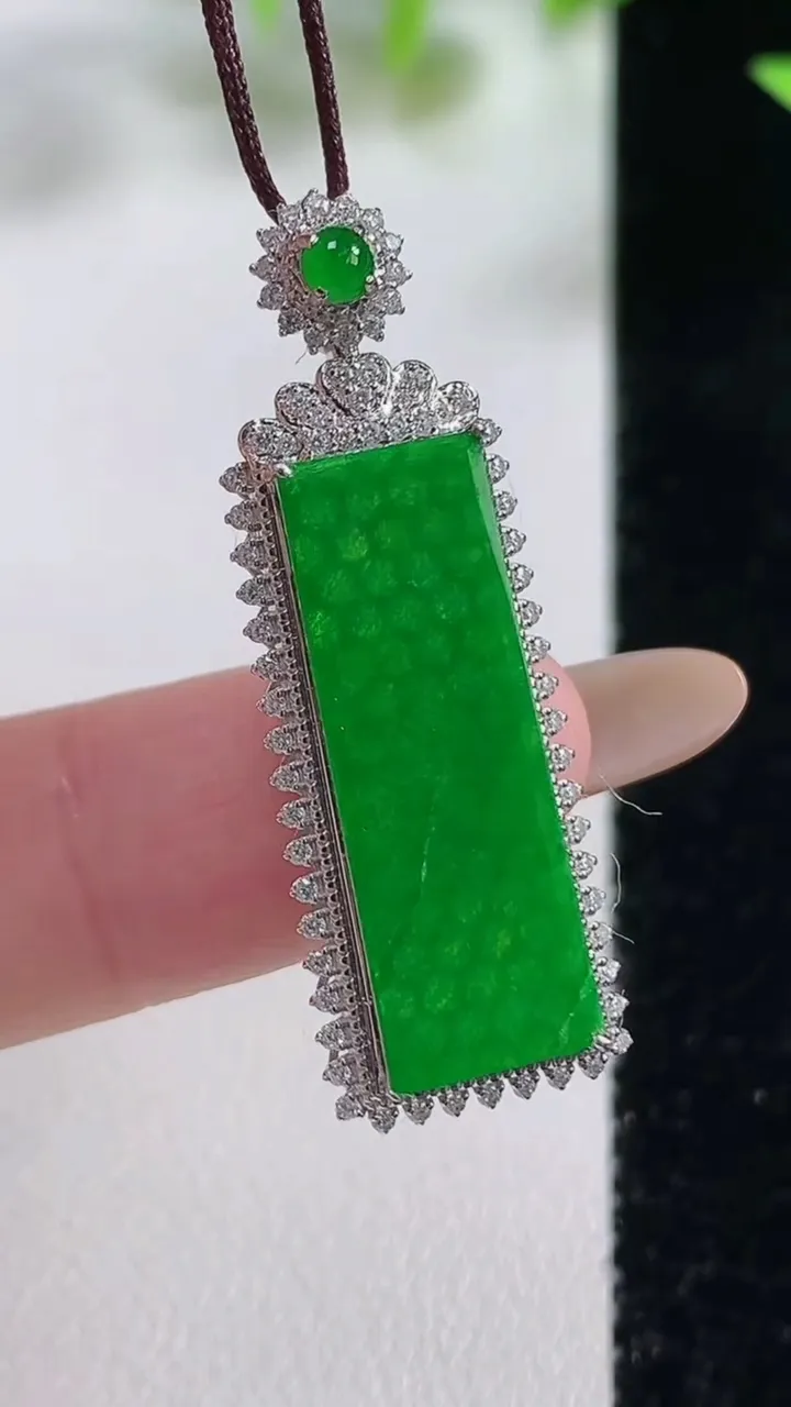 天然A货翡翠无事牌吊坠，尺寸36.6-12.7-6裸石23.2-8.8，重量:2.75g
11月9日