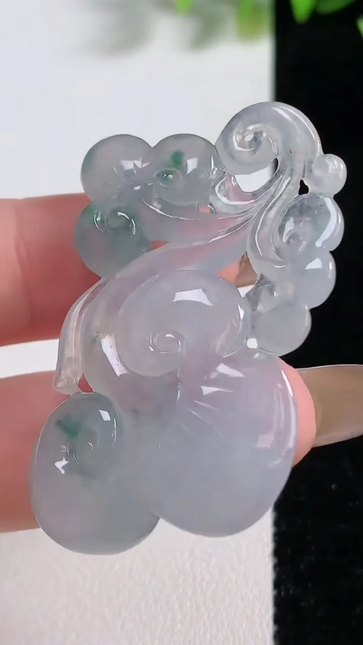 天然A货翡翠冰种飘花如意吊坠，尺寸45.8-25.2-5.5，重量:9.64g
11月9日