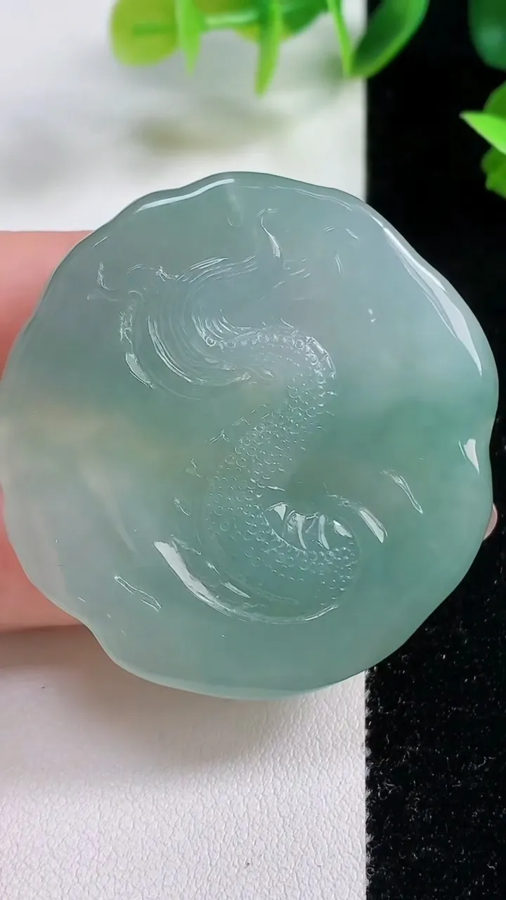 天然A货翡翠龙牌吊坠，尺寸47.3-45.9-9.6，重量:38.75g
11月9日